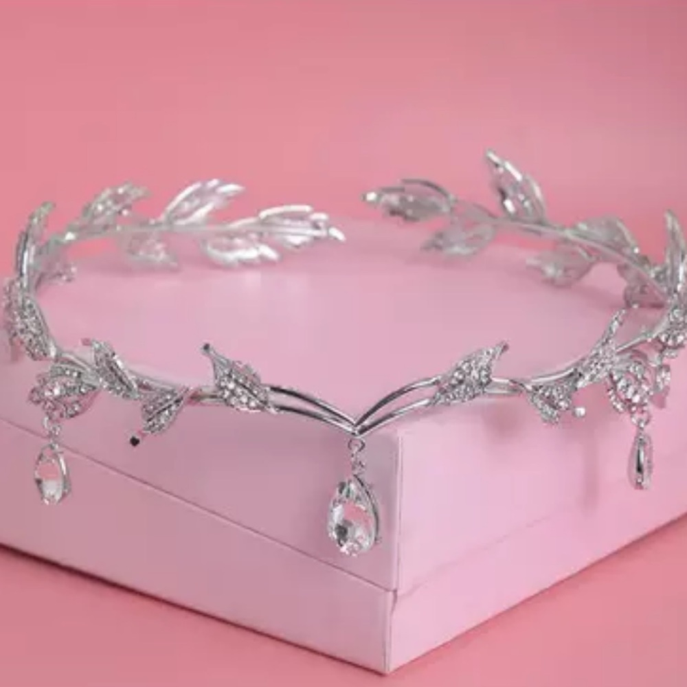 Bridal teardrop tiara